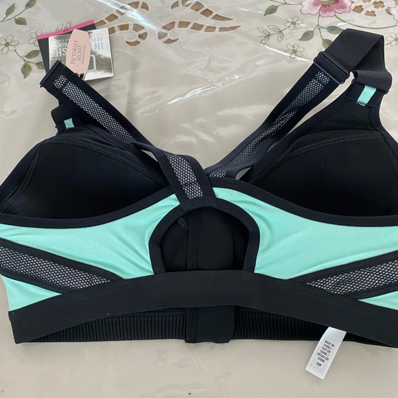 SALE‼️ 32B VS Front close sports bra - Picture 6 of 8